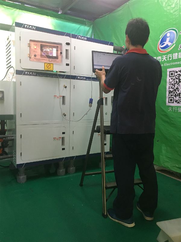 工程师傅在电脑调试