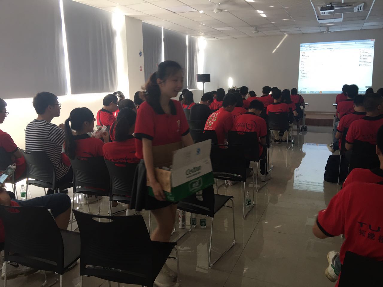 牛商小伙伴很牛,女汉子发矿泉水了